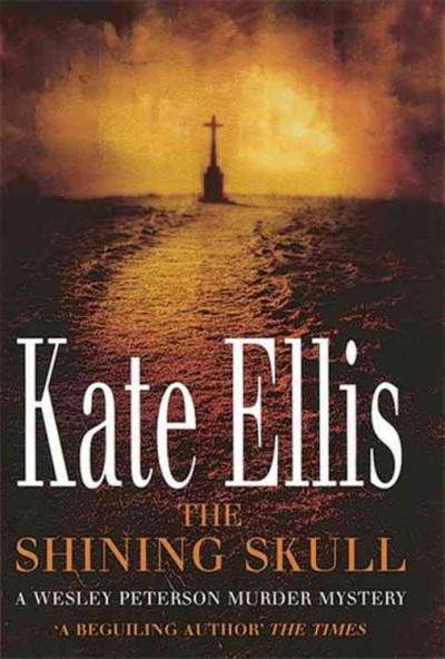The shining skull / Kate Ellis.
